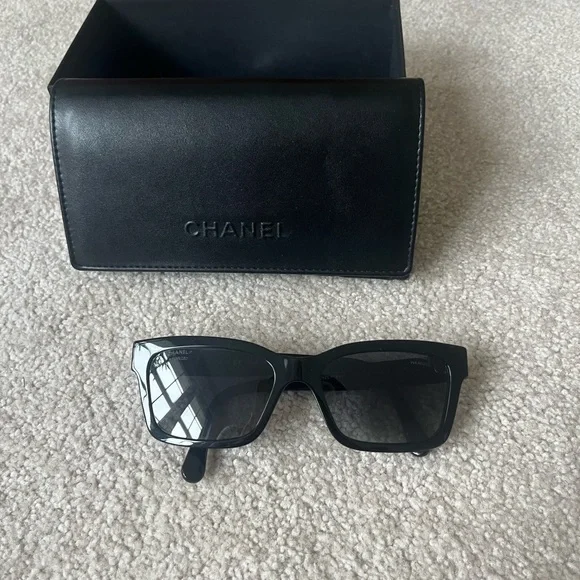 Chanel sunglasses with case and Chanel logo on top in lightly used condition - Picture 3 of 3
